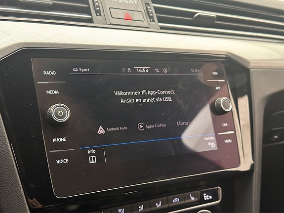 Volkswagen Passat 19 of 30