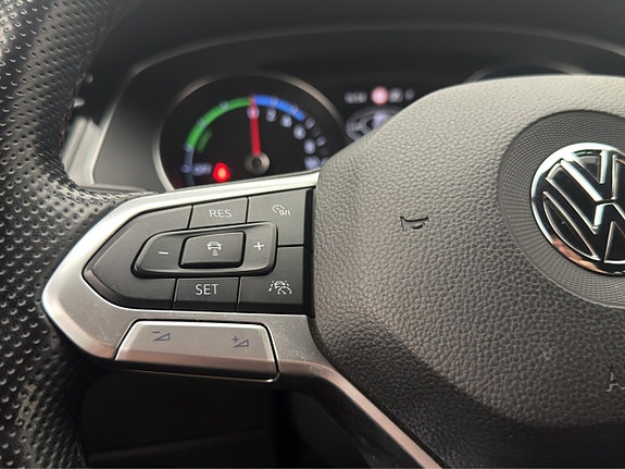 Volkswagen Passat 13 of 30
