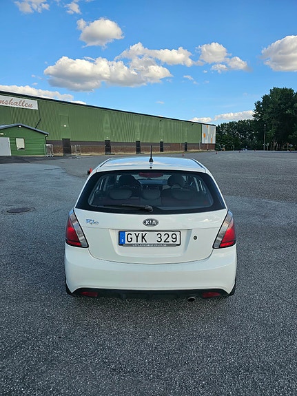Kia Rio 4 of 17