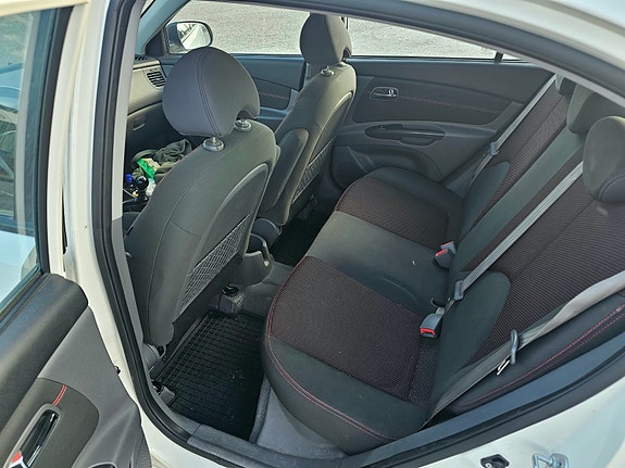 Kia Rio 11 of 17