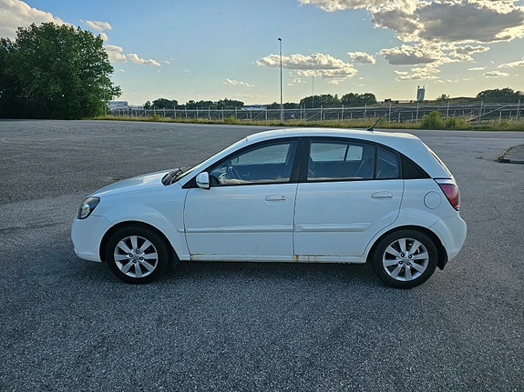 Kia Rio 2 of 17