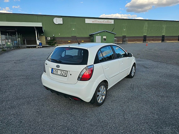Kia Rio 5 of 17