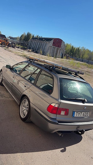 BMW 525i 2 of 4