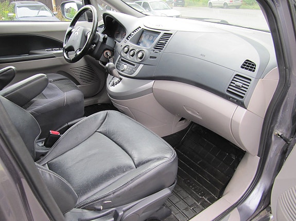 Mitsubishi Grandis 15 of 21