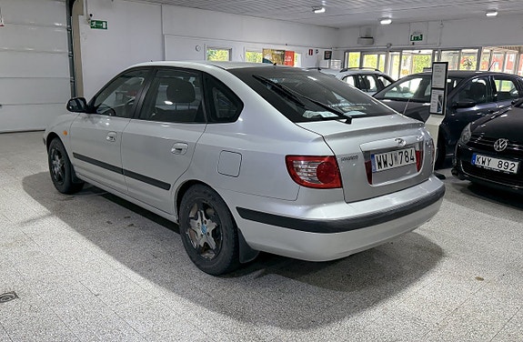 Hyundai Elantra 4 of 8