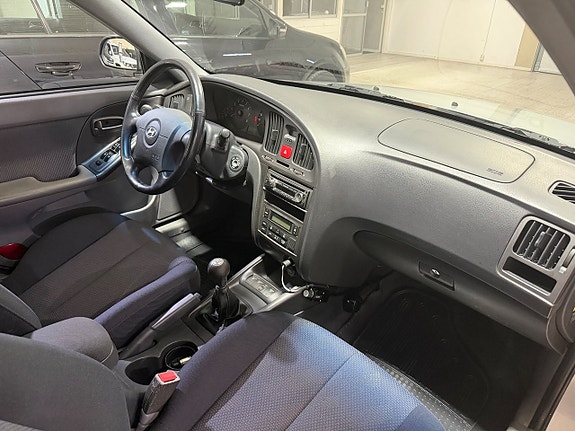 Hyundai Elantra 5 of 8