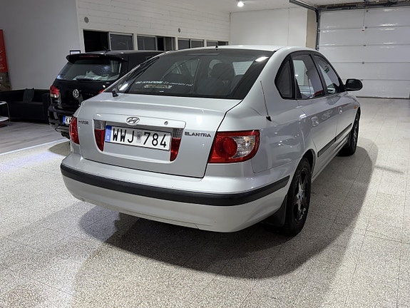 Hyundai Elantra 3 of 8
