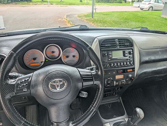 Toyota RAV4 4 of 4