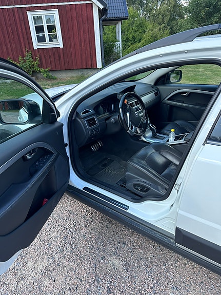 Volvo XC70 2 of 4