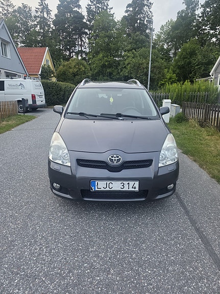Toyota Corolla Verso 2 of 10