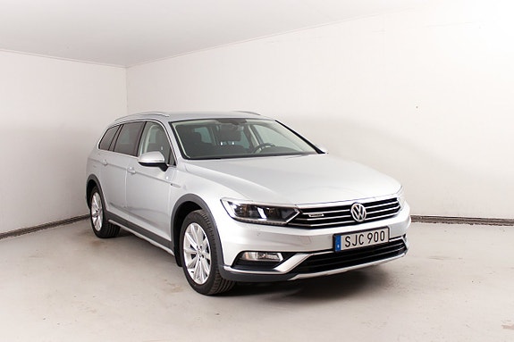 Volkswagen Passat Alltrack 2 of 22