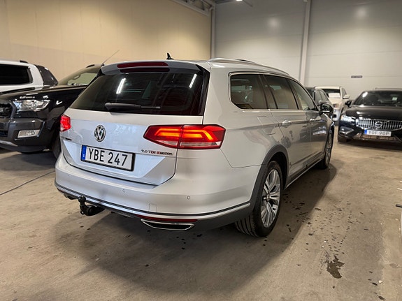 Volkswagen Passat Alltrack 10 of 30