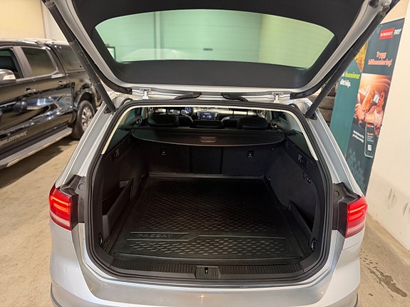 Volkswagen Passat Alltrack 11 of 30