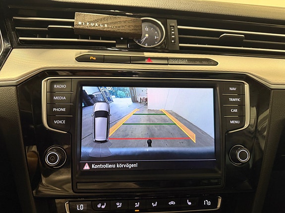 Volkswagen Passat Alltrack 28 of 30