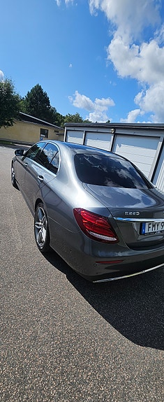 Mercedes-Benz E220 d 3 of 6