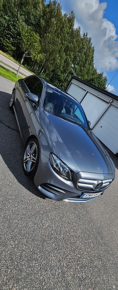 Mercedes-Benz E220 d 2 of 6