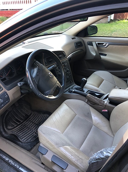 Volvo V70 2 of 3