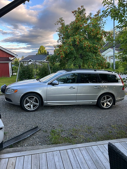 Volvo V70 2 of 5