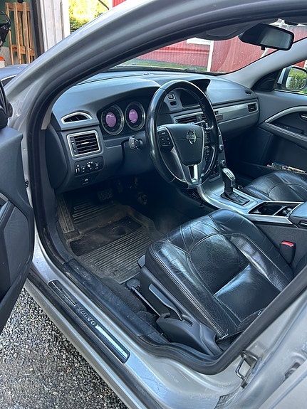 Volvo V70 3 of 5