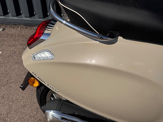 Vespa Primavera 50 2 of 5