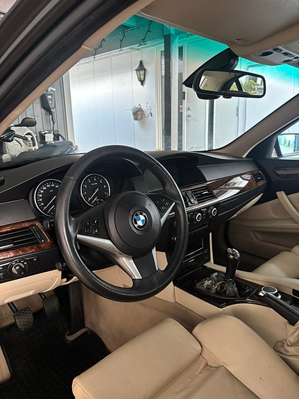 BMW 523i 12 of 14