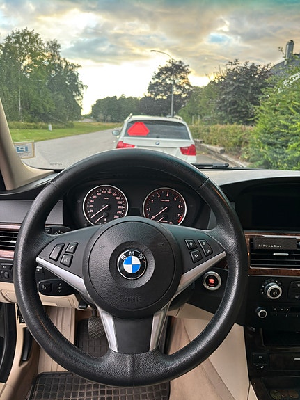 BMW 523i 9 of 10
