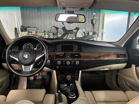 BMW 523i 11 of 14