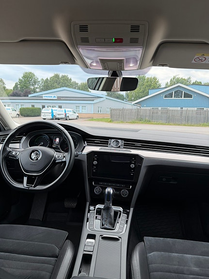 Volkswagen Passat 17 of 23