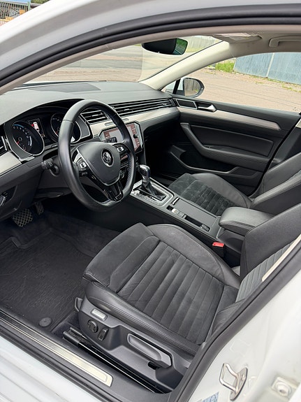 Volkswagen Passat 12 of 23