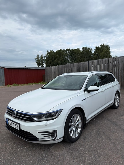 Volkswagen Passat 2 of 23