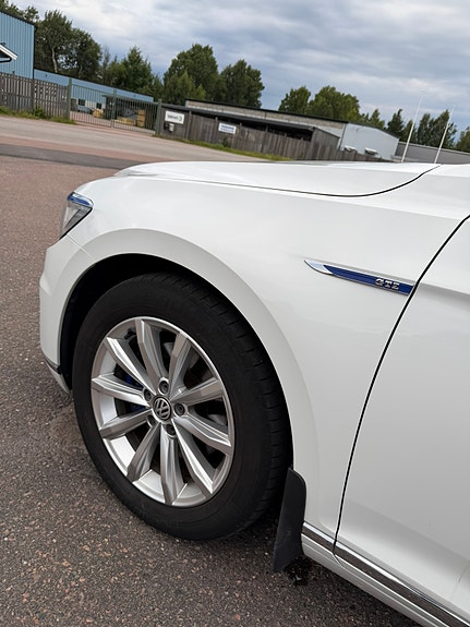 Volkswagen Passat 9 of 23