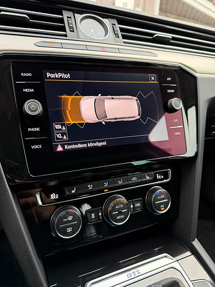 Volkswagen Passat 15 of 23