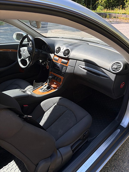 Mercedes-Benz CLK240 6 of 8