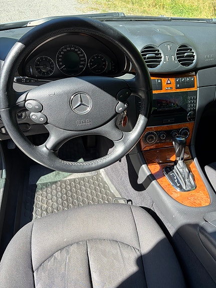 Mercedes-Benz CLK240 7 of 8