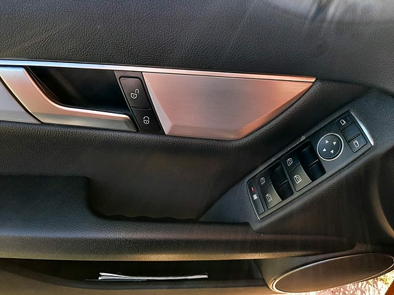 Mercedes-Benz C220 14 of 16