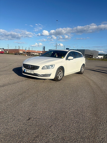 Volvo V60 2 of 5