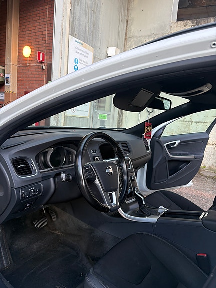 Volvo V60 4 of 5