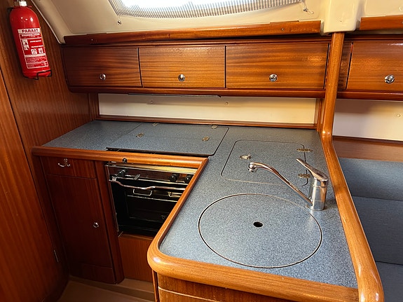 Bavaria 32 från 2002 med grunda kölen, i gott skick och med många uppgraderingar 10 of 13