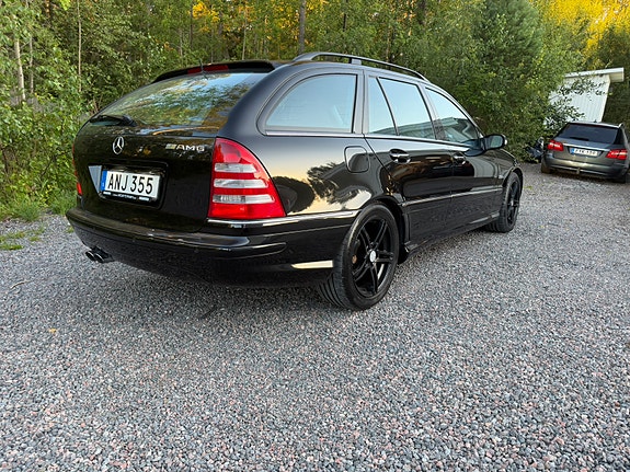 Mercedes-Benz C32 4 of 8