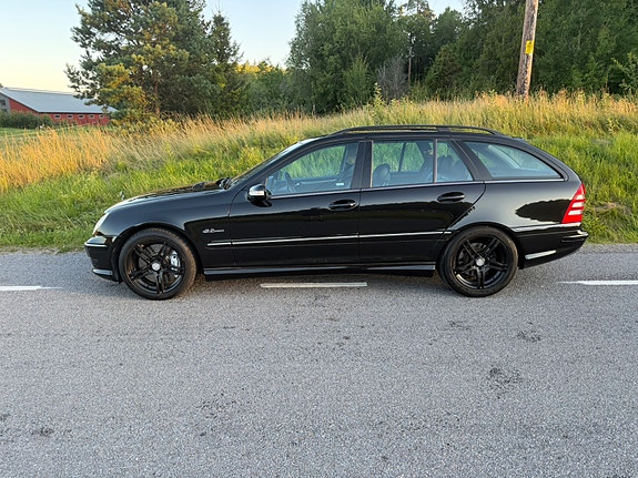 Mercedes-Benz C32 2 of 8