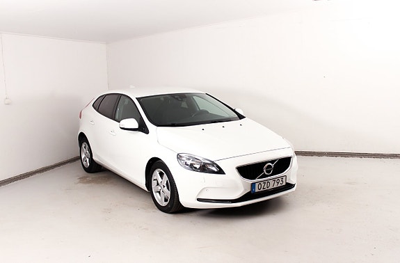 Volvo V40 2 of 22