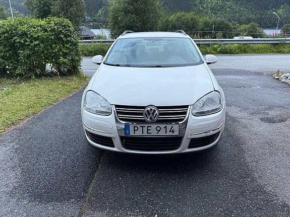 Volkswagen Golf V 2 of 9