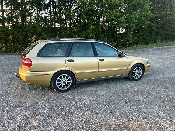 Volvo V40 2 of 5