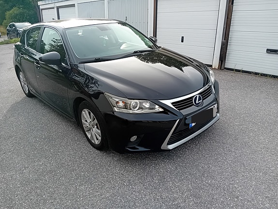 Lexus CT200h 2 of 7