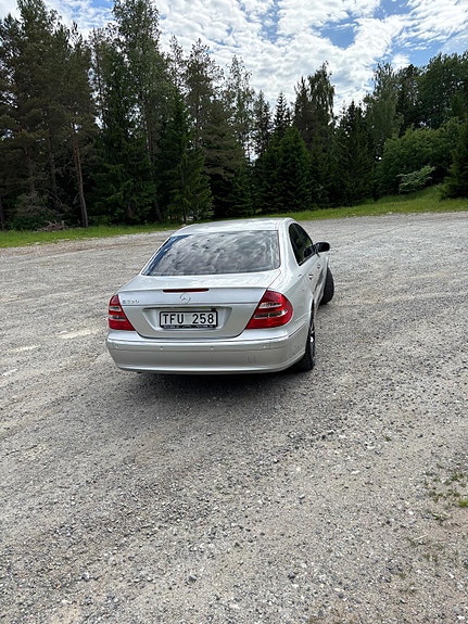 Mercedes-Benz E320 7 of 8