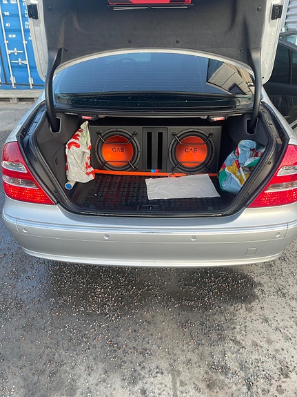 Mercedes-Benz E320 8 of 8