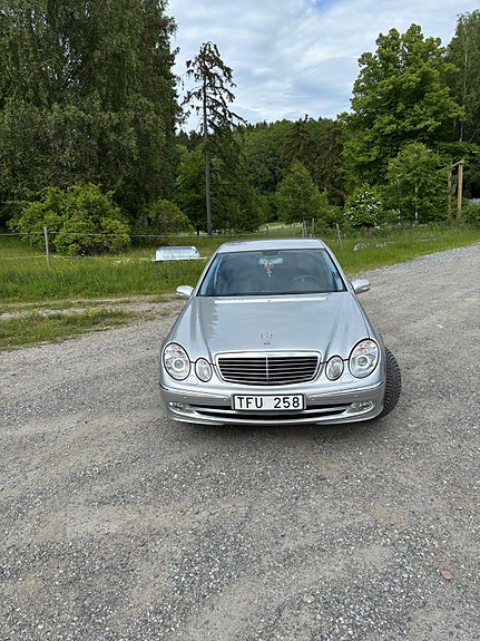 Mercedes-Benz E320 4 of 8