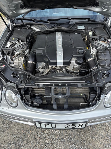 Mercedes-Benz E320 6 of 8