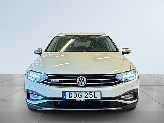 Volkswagen Passat Alltrack 2 of 24
