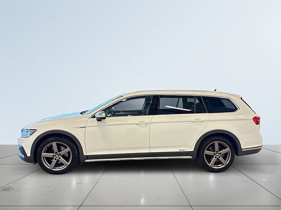 Volkswagen Passat Alltrack 4 of 24